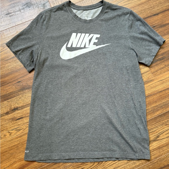 Large Gray Nike Tshirt. - Picture 1 of 4